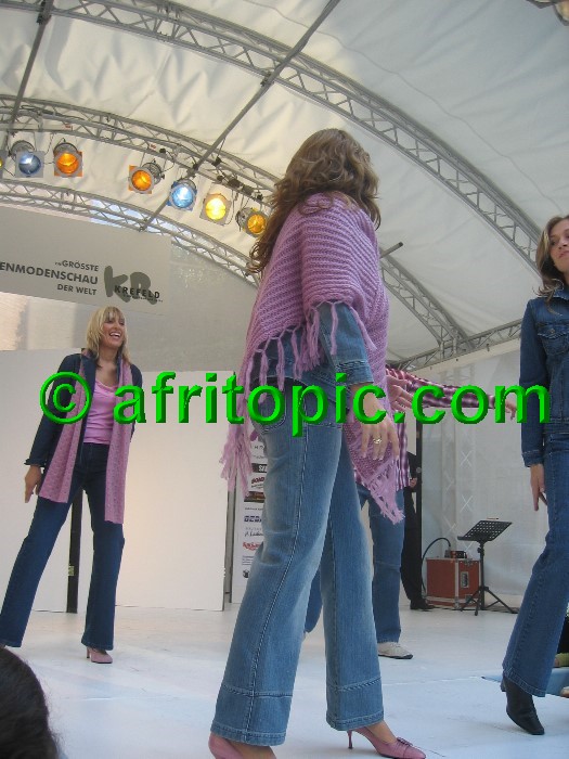 ../Images/Krefeld-Strssenmodenschau-2005 420.jpg